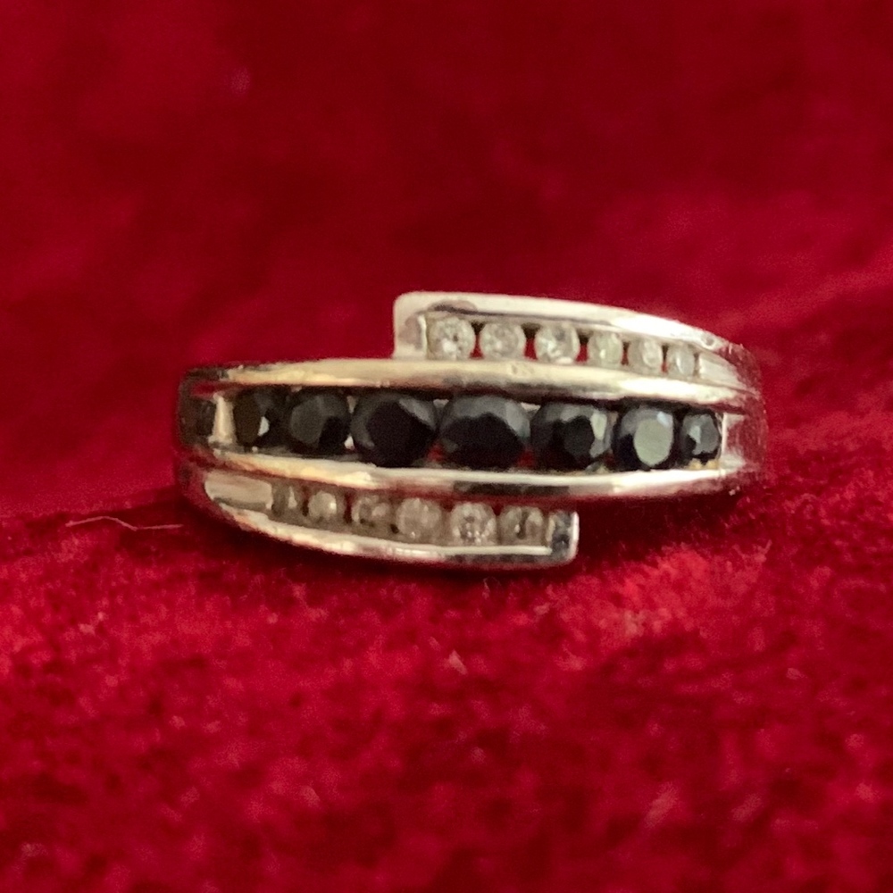 Diamond and Sapphire Ring. 14k white gold